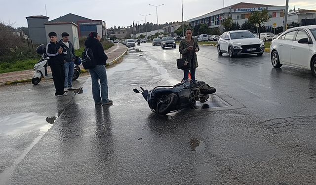 Manavgat'ta otomobille çarpışan motosikletli yaralandı