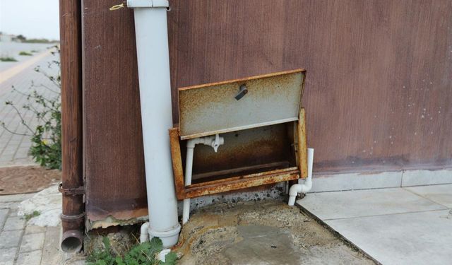 Mersin'de parktaki gereçlere zarar verildi