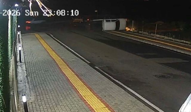 Osmaniye'de otomobille çarpışan kamyonet yan yattı: 2 yaralı