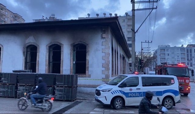 Osmaniye'de restorasyonu yapılan asırlık okulda çıkan yangın söndürüldü