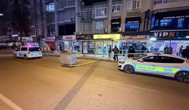 Otobüs beklerken husumetlisi tarafından tabancayla vuruldu