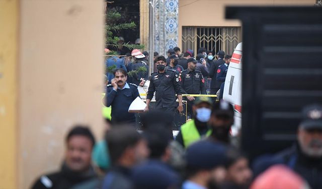 Pakistan'da cuma namazı sırasında camide meydana gelen patlamada en az 31 kişi hayatını kaybetti