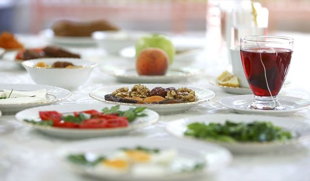 Ramazanda 'hızlı ve aşırı yemek' mideyi zorluyor