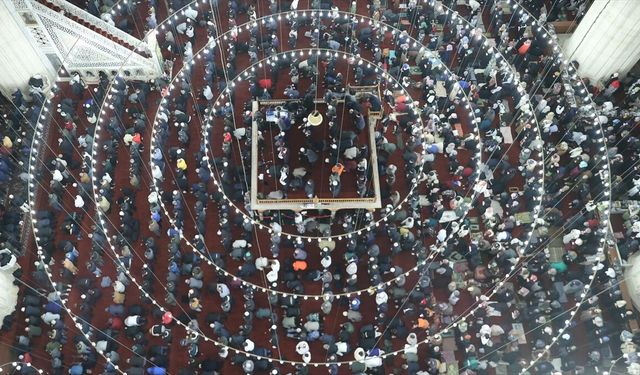 Restorasyonu tamamlanan Selimiye Camisi'nde teravih yoğunluğu