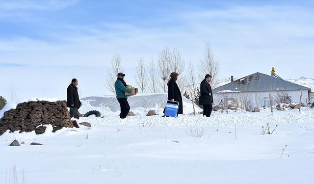Sağlık çalışanları, kırsal mahallede yaşayanlar için karlı yollarda