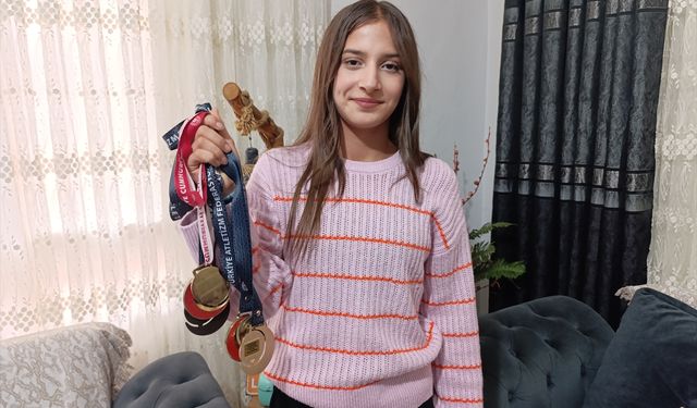 Sırıkla atlamada Türkiye rekoru kıran 13 yaşındaki Emine Elif çalışmalarının karşılığını aldı