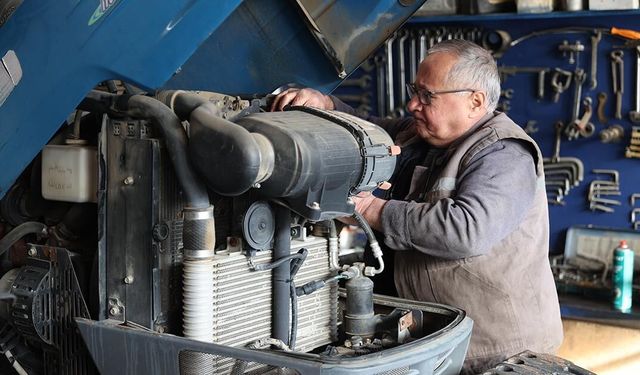 Yarım asrı aşkın süredir traktör tamiri yapıyor