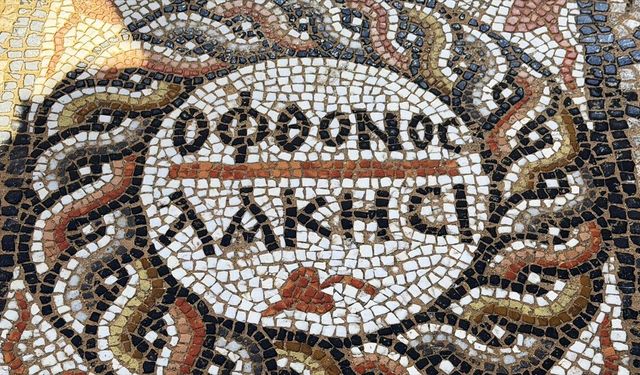 3 bin yıllık antik kentte 'kıskanan çatlasın' yazılı mozaik bulundu