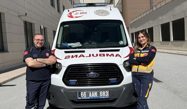 Acil tıp teknisyeni çift, ambulansla hastaların yardımına koşuyor