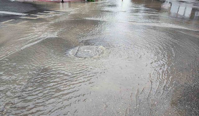 Adana'da içme suyu borusu patladı, cadde göle döndü