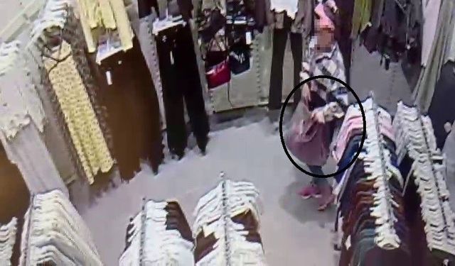 Alışveriş merkezinde çocuğunun yanında hırsızlık yapan kadın kamerada