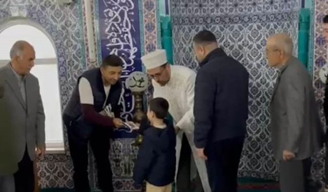 Anamur'da bayram namazı sonrası çocuklara harçlık dağıtıldı