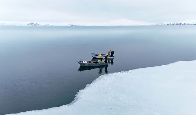 Bitlis'te Nazik Gölü'nde buzlar kısmen çözüldü
