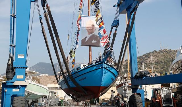 Bodrum'un son sünger avcısı 'Aksona Mehmet' 64 yıllık teknesini denize indirdi