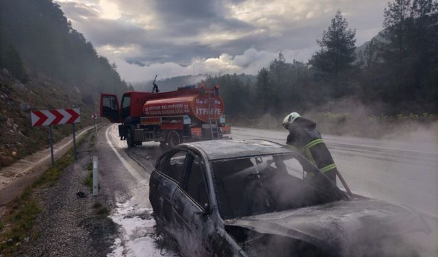 Bucak'ta çıkan yangında otomobil kullanılamaz hale geldi