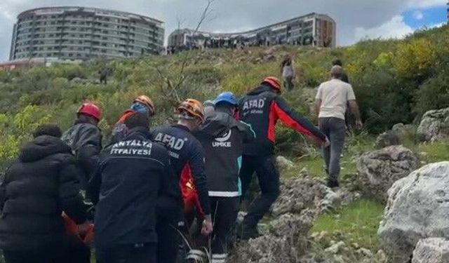 Dengesini kaybederek kayalıklardan düşen kadını ekipler kurtardı