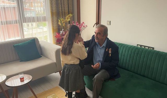 Depremzede Eroğlu ailesi yeni evlerinde ilk bayram sevincini yaşadı
