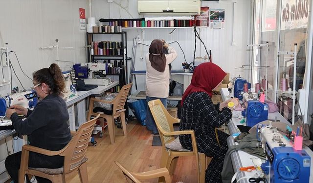 Depremzede kadın, konteynerde kurduğu dikimevini KOSGEB desteğiyle büyüttü