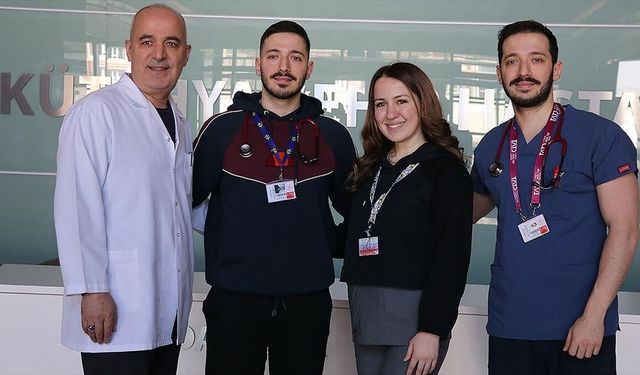 Doktor üç kardeş, babalarıyla aynı hastanede görev yapıyor