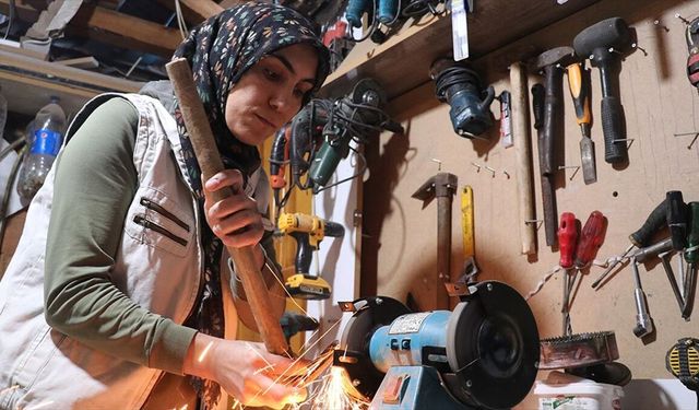 Eşine yardım ederek başladığı mobilya imalatında ustalaşarak kendi atölyesini kurdu