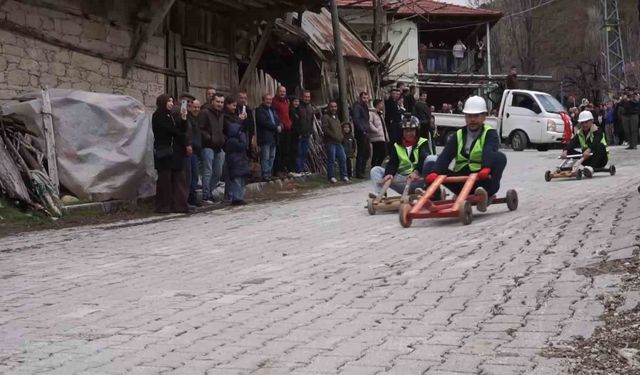 Fren yok, heyecan çok, geleneksel tahta araba yarışı bu yılda nefesleri kesti