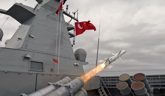 Gemisavar füzesi ATMACA, kara hedefini tam isabetle vurdu