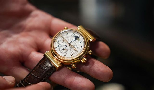 Hassas ameliyatlara saat tamir ederek hazırlanıyor