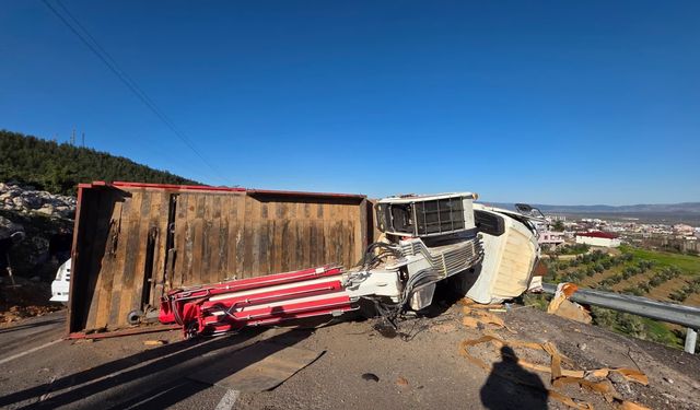 Hatay'da devrilen vincin sürücüsü yaralandı