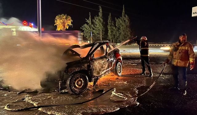 Hatay'da kaza yapan otomobilde çıkan yangın söndürüldü