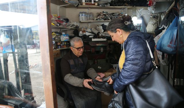Hataylı usta 44 yıldır aynı dükkanda ayakkabı tamir ediyor