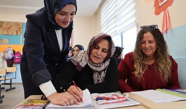 İki kız kardeş 40 yaşından sonra aynı sırada okuma yazma öğreniyor