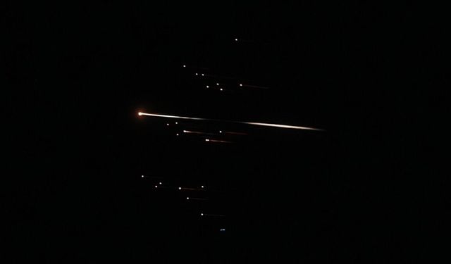 İran, İsrail ile ABD'nin bölgedeki bazı üslerini hedef aldıklarını duyurdu