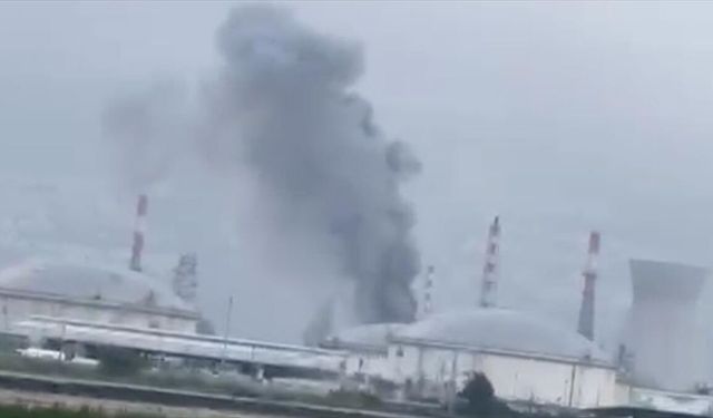 İran'ın hedef aldığı İsrail'in Hayfa kentindeki petrol rafinerisinden siyah dumanlar yükseliyor