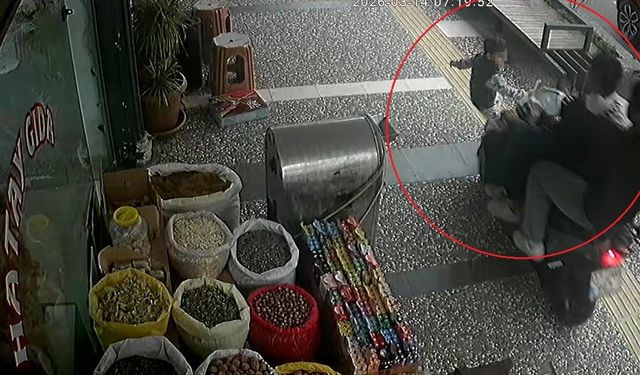 İş yerinden fırlayan 5 yaşındaki çocuğun ölümden döndüğü kaza anları güvenlik kamerasına yansıdı