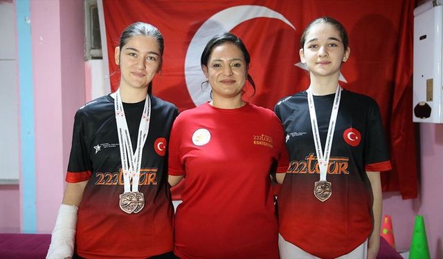 İşitme engelli kardeşlerin hedefi tekvandoda milli formayı giymek