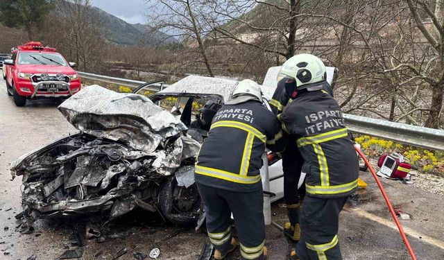 Isparta-Antalya kara yolunda feci kaza: 2 ölü, 4 yaralı