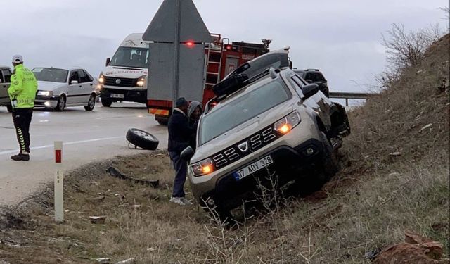 Isparta'da üç otomobilin karıştığı kazada 8 kişi yaralandı