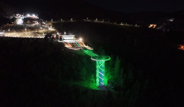 Isparta'daki cam seyir terası 'Yeşilay Haftası' kapsamında yeşil ışıkla aydınlatıldı