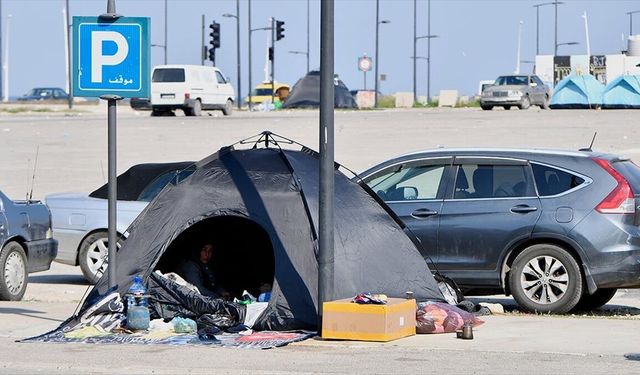 İsrail'in Beyrut'ta halkı yerlerini terk etmeye zorladığı Dahiye'den kaçan aileler, sokaklarda sabahlıyor