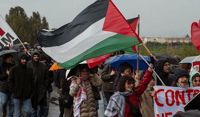 İtalya'daki ABD üssü yakınlarında protesto düzenlendi
