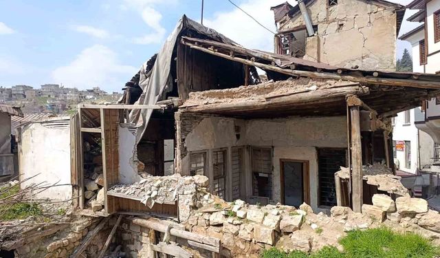 Kahramanmaraş'ta metruk binalar korku saçıyor