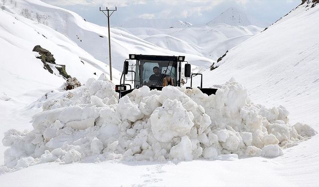 'Kar kaplanları' ilkbaharda metrelerce karla mücadele ediyor