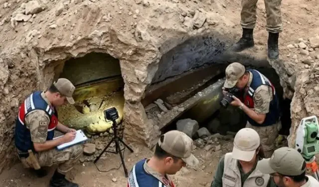 Hatay’da Şok Keşif: TOKİ Yol Çalışması Sırasında Kaya Mezarlar Bulundu!