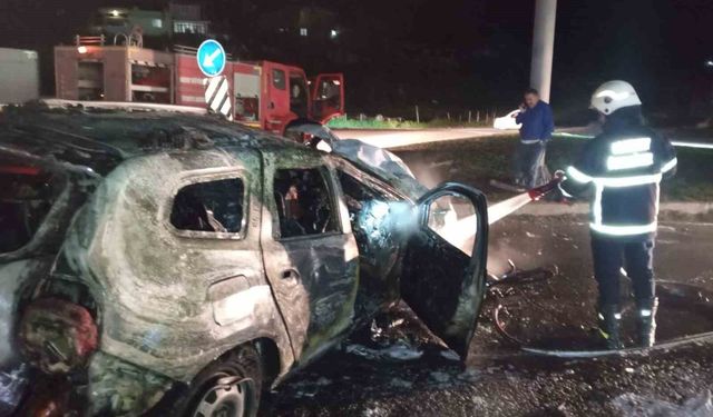 Kaza yapan araç alevlere teslim oldu