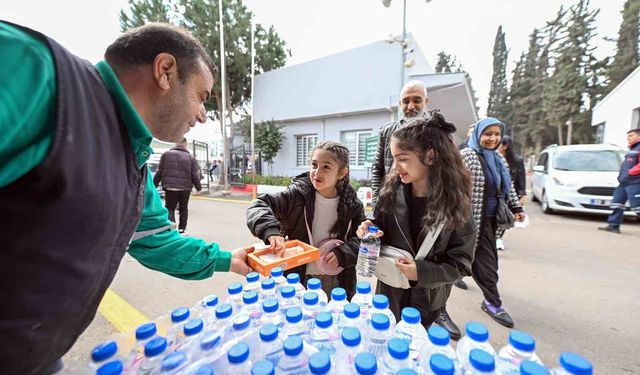 Mersin'de bayramda mezarlıklarda vatandaşlar yalnız bırakılmıyor