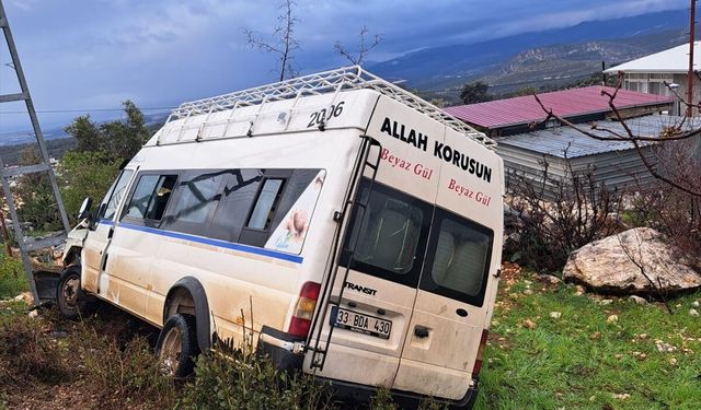 Mersin'de elektrik direğine çarpan işçi servisindeki 4 kişi yaralandı