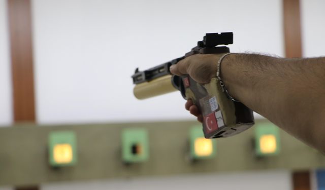 Milli atıcılar İsmail Keleş, Yusuf Dikeç ve Buğra Selimzade, Avrupa şampiyonu oldu