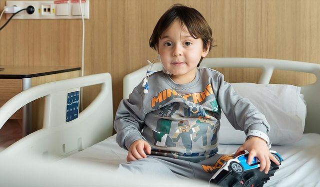 Muş'ta hemolitik anemi tanısı konan 3 yaşındaki çocuk, ambulans uçakla getirildiği Ankara'da iyileşti