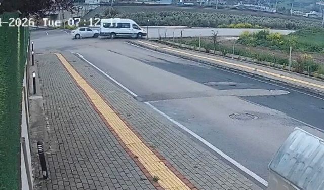 Osmaniye'de alt geçitte kaza kamerada: Otomobil ile minibüs çarpıştı