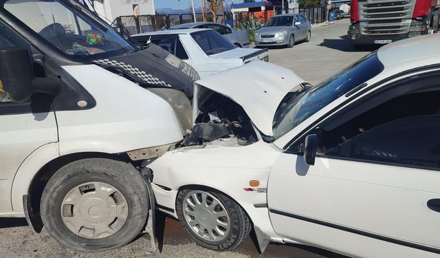 Osmaniye'de minibüsle çarpışan otomobilin sürücüsü yaralandı